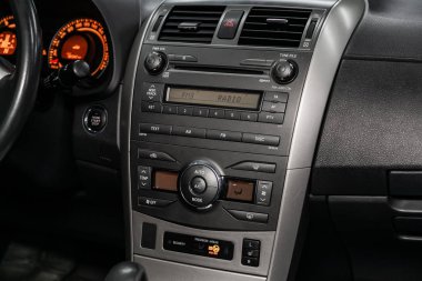 Novosibirsk, Rusya - 31 Mayıs 2019: Toyota Corolla, gösterge panelinin yakın çekim, üfleyicinin ayarı, klima, oyuncu. Modern bir iç araba Fotoğrafçılığı