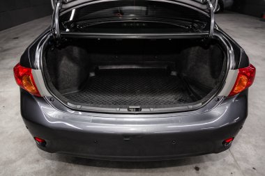 Novosibirsk, Rusya - 31 Mayıs 2019: Toyota Corolla, bagaj botunun yakın çekim, ön görünüm. Modern bir iç araba Fotoğrafçılığı.