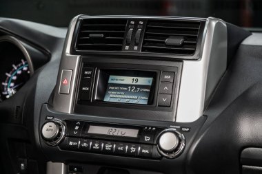 Novosibirsk, Rusya - 31 Mayıs 2019: Toyota Land Cruiser, gösterge panelinin yakın çekim, üfleyici ayarı, klima, oyuncu. Modern bir iç araba Fotoğrafçılığı