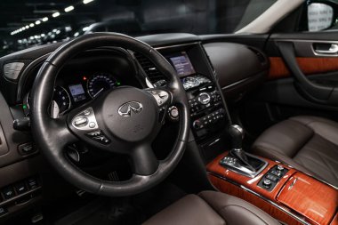 Novosibirsk, Rusya - 31 Mayıs 2019: Infiniti Qx70,gösterge panelinin yakın çekim, hız göstergesi, takometre ve direksiyon. Modern bir iç araba Fotoğrafçılığı