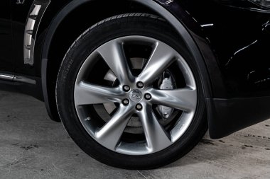 Novosibirsk, Rusya - 31 Mayıs 2019: Infiniti Qx70, tekerleğin yakın çekim. Novosibirs bir otoparkta modern bir araba Fotoğraf