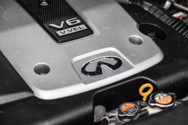 Novosibirsk, Rusya - 31 Mayıs 2019: Infiniti Qx70, motorun yakın çekim, ön görünüm. Novosibirs bir otoparkta modern bir araba Fotoğraf