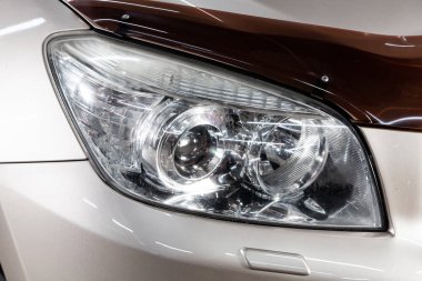 Novosibirsk, Rusya - 31 Mayıs 2019: Toyota Rav-4, farların yakın çekim. Novosibirs bir otoparkta modern bir araba Fotoğraf