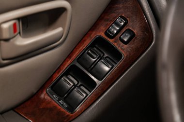 Novosibirsk, Rusya - 31 Mayıs 2019: Lexus Rx300,yan kapı düğmelerinin yakın çekimi: pencere ayar düğmeleri, kapı kilidi. Modern bir iç araba Fotoğrafçılığı.