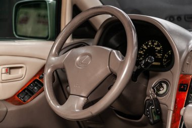 Novosibirsk, Rusya - 31 Mayıs 2019: Lexus Rx300, gösterge panelinin yakın çekim, hız göstergesi, takometre ve direksiyon. Modern bir iç araba Fotoğrafçılığı