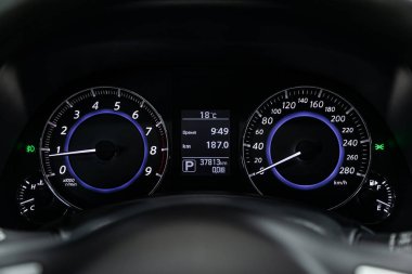 Yeni spor otomobil hız göstergesi, gösterge paneli ve beyaz arka ışık ve diğer düğmeleri ile takometre. 