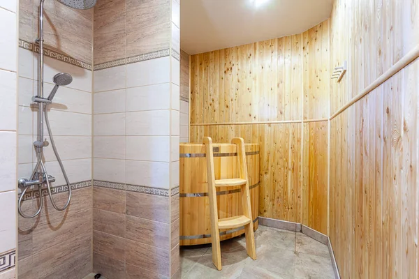 Banheiro Estilo Tradicional Com Paredes Castanhas Bege Chuveiro Minimalista Com — Fotografia de Stock