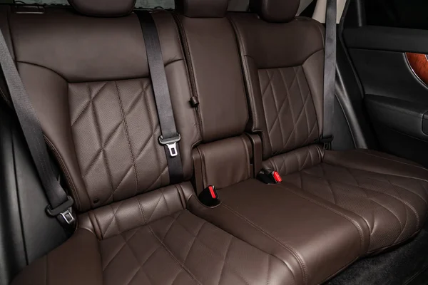 Nahaufnahme Des Innenraums Braune Rücksitze Und Sicherheitsgurte Aus Naturleder — Stockfoto