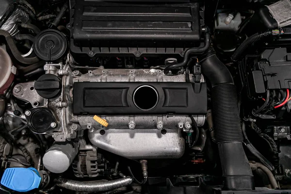 新車エンジン車種パーツのクローズアップディテール 内燃機関のクローズアップ画像 — ストック写真