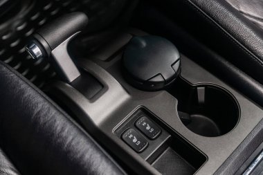 Novosibirsk, Rusya - 04 Haziran 2019: Honda Cr-V, Novosibirsk, Rusya - 04 Haziran 2019: Honda Cr-V, hızlandırıcı kolu ve düğmelerinin yakın çekim. Modern bir iç araba Fotoğrafçılığı