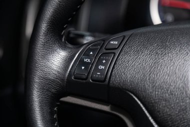Novosibirsk, Rusya - 04 Haziran 2019: Honda Cr-V, Direksiyon lu araç kumandası,Müzik,Kontrol Sistemi Fonksiyonu ve arabada sesli telefon