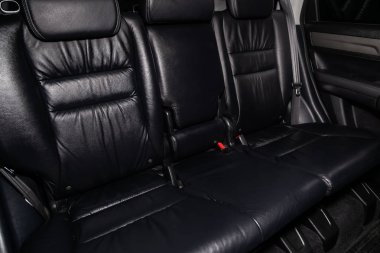 Novosibirsk, Rusya - 04 Haziran 2019: Honda Cr-V, siyah deri arka koltukların yakın çekim. Modern bir iç araba Fotoğrafçılığı.