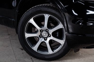 Novosibirsk, Rusya - 04 Haziran 2019: Honda Cr-V, tekerleğin yakın çekim. Novosibirs bir otoparkta modern bir araba Fotoğraf