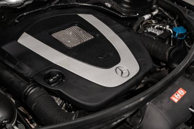 Novosibirsk, Rusya - 04 Haziran 2019: Mercedes-Benz Glk sınıfı 350 4matic, motorun yakın çekim, ön görünüm. Novosibirs bir otoparkta modern bir araba Fotoğraf