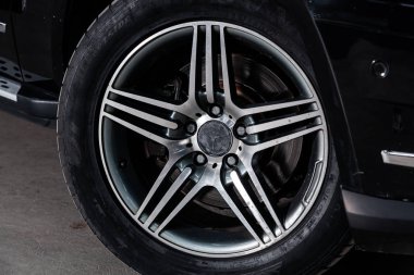 Novosibirsk, Rusya - 04 Haziran 2019: Mercedes-Benz Glk sınıfı 350 4matic, direksiyonun yakın çekim. Novosibirs bir otoparkta modern bir araba Fotoğraf