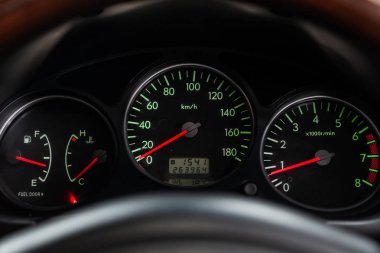 Novosibirsk, Rusya - 04 Haziran 2019: Subaru Forester, gösterge panelinin yakın çekim, hız göstergesi, takometre. Novosibirs bir otoparkta modern bir araba Fotoğraf