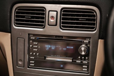 Novosibirsk, Rusya - 04 Haziran 2019: Subaru Forester, gösterge panelinin yakın çekim, üfleyici, klima, çalar ve radyo ayarlaması. Modern bir iç araba Fotoğrafçılığı