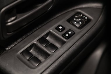 Novosibirsk, Rusya - 04 Haziran 2019: Mitsubishi Outlander, yan kapı düğmelerinin yakın çekimi: pencere ayar düğmeleri, kapı kilidi. Modern bir iç araba Fotoğrafçılığı.