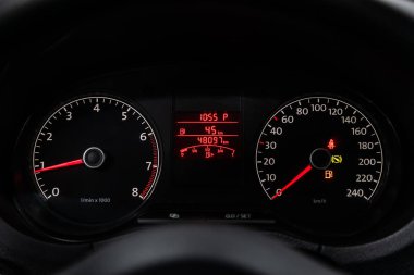Novosibirsk, Rusya - 04 Haziran 2019: Volkswagen Polo, gösterge panelinin yakın çekim, hız göstergesi, takometre. Novosibirs bir otoparkta modern bir araba Fotoğraf