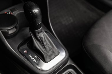 Novosibirsk, Rusya - 04 Haziran 2019: Volkswagen Polo, hızlandırıcı kolu ve düğmelerinin yakın çekim. Modern bir iç araba Fotoğrafçılığı