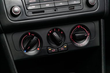 Novosibirsk, Rusya - 04 Haziran 2019: Volkswagen Polo, gösterge panelinin yakın çekim, üfleyicinin ayarı, klima. Modern bir iç araba Fotoğrafçılığı