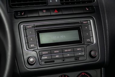 Novosibirsk, Rusya - 04 Haziran 2019: Volkswagen Polo, gösterge panelinin yakın çekim, radyo, oyuncu ile monitör. Modern bir iç araba Fotoğrafçılığı