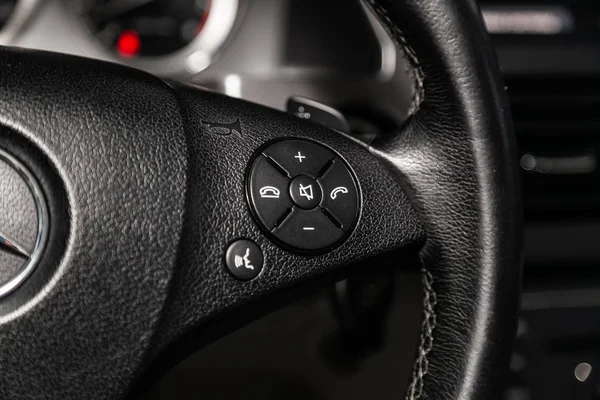 俄罗斯新西伯利亚 2019年6月4日 梅赛德斯 奔驰Glk级350 4Matic 转向轮上的汽车控制器 控制系统功能和汽车语音电话 — 图库照片