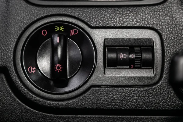 俄罗斯新西伯利亚 2019年6月4日 大众Polo 大灯调整按钮的特写镜头 在新西伯利亚停车场拍摄现代汽车 — 图库照片
