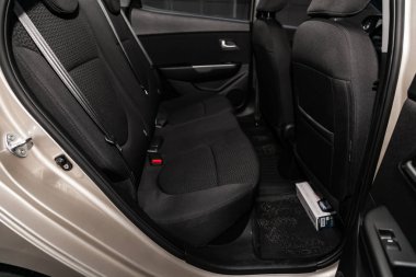 Novosibirsk, Rusya - 04 Haziran 2019: Kia Rio, koltuk kemerli siyah arka koltukların yakın çekim. modern araba interio