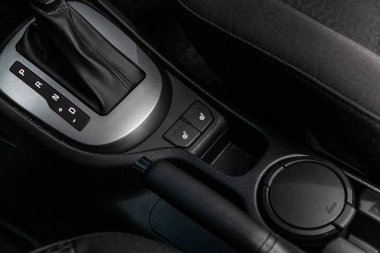 Novosibirsk, Rusya - 04 Haziran 2019: Kia Rio, hızlandırıcı kolu ve koltuk ısıtma düğmelerinin yakın çekim. modern araba interio