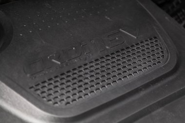 Novosibirsk, Rusya - 04 Haziran 2019: Kia Sorento, motorun yakın çekim, ön görünüm. Içten yanmalı motor, araba parçaları, deteylin