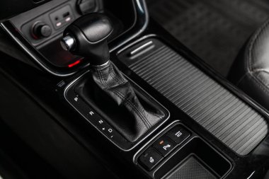 Novosibirsk, Rusya - 04 Haziran 2019: Kia Sorento, hızlandırıcı kolu ve koltuk ısıtma yakın çekim, park yardım düğmeleri. modern araba interio