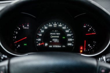Novosibirsk, Rusya - 04 Haziran 2019: Kia Sorento, gösterge panelinin yakın çekim, hız göstergesi ve beyaz arka ışıklı takometre. modern araba interio