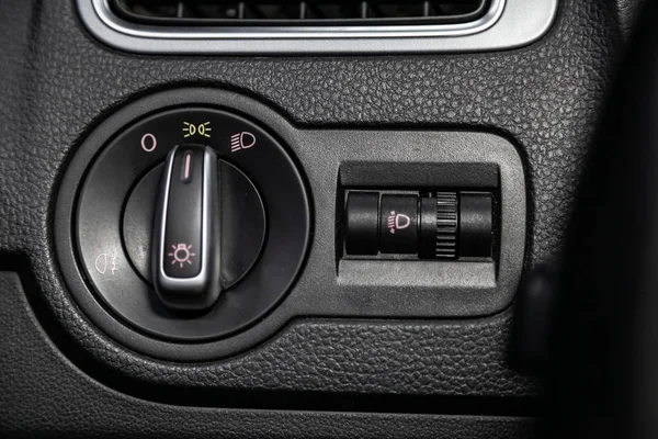 俄罗斯新西伯利亚 2019年6月4日 大众Polo 大灯调整按钮的特写镜头 现代汽车Interio — 图库照片