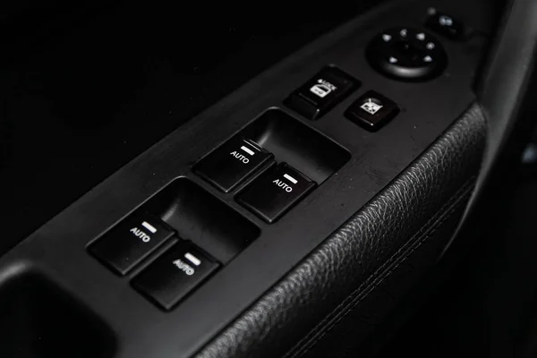 ノボシビルスク ロシア 2019 ソレント サイドドアボタンのクローズアップ 窓調整ボタン ドアロック 現代車インターリオ — ストック写真