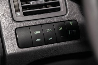 Novosibirsk, Rusya 04 Haziran 2019: Hyundai Tucson, far yakın çekim, 4 Wd kilidi, Tcs ayarlama düğmeleri kapalı. modern araba interio