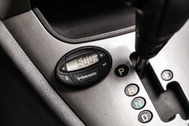 Novosibirsk, Rusya 04 Haziran 2019: Hyundai Tucson, hızlandırıcı kolu ve webasto pano yakın çekim. modern araba interio