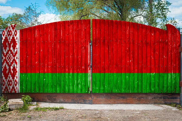 Close Bandeira Nacional Bielorrússia Portão Madeira Entrada Território Fechado Dia — Fotografia de Stock