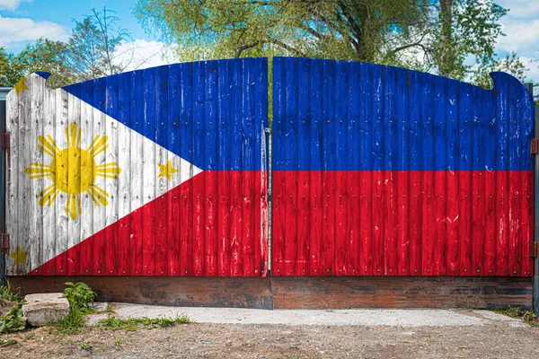 Close Bandeira Nacional Das Filipinas Portão Madeira Entrada Território Fechado — Fotografia de Stock