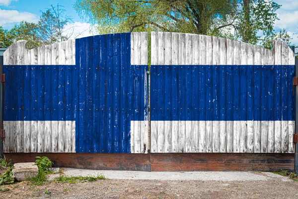 Primer Plano Bandera Nacional Finlandia Una Puerta Madera Entrada Del — Foto de Stock