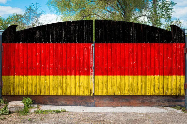 Κοντινό Πλαίσιο Της Εθνικής Σημαίας Της Γερμανίας Μια Ξύλινη Πύλη — Φωτογραφία Αρχείου