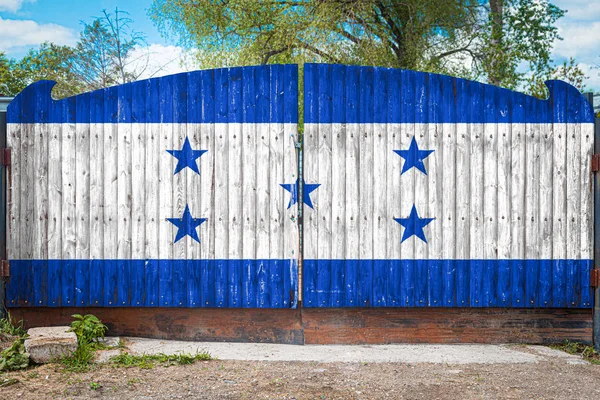 Κοντινό Πλαίσιο Της Εθνικής Σημαίας Της Ονδούρας Μια Ξύλινη Πύλη — Φωτογραφία Αρχείου