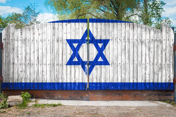 夏の日に閉鎖された領土の入り口の木製のゲートにイスラエルの国旗のクローズアップ 商品の保管 閉鎖区域への参入 イスラエルの観光の概念 — ストック写真