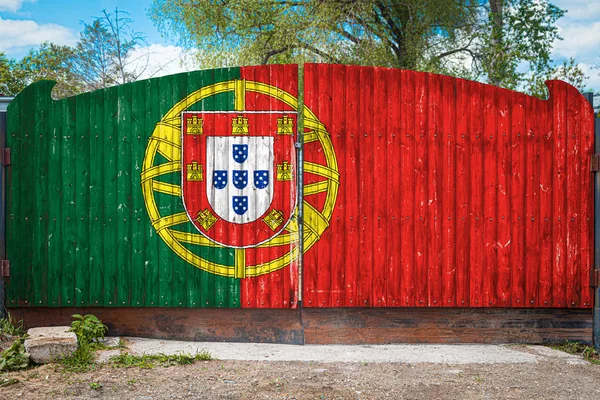 Primo Piano Della Bandiera Nazionale Del Portogallo Cancello Legno All — Foto Stock