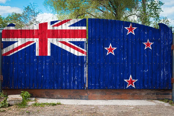 夏の日に閉鎖された領土の入り口の木製のゲートにニュージーランドの国旗のクローズアップ 商品の保管 閉鎖区域への参入 ニュージーランドの観光の概念 — ストック写真