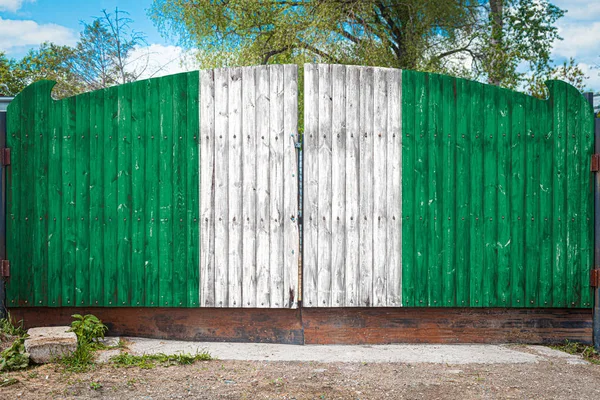 Primer Plano Bandera Nacional Nigeria Una Puerta Madera Entrada Del — Foto de Stock