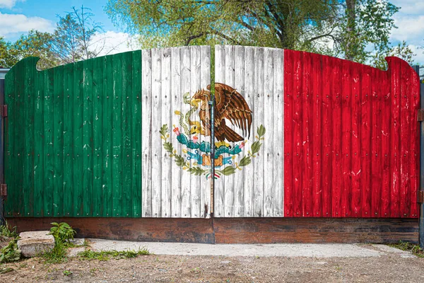 Κοντινό Πλαίσιο Της Εθνικής Σημαίας Του Μεξικού Μια Ξύλινη Πύλη — Φωτογραφία Αρχείου