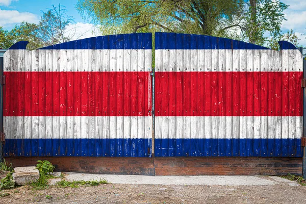 夏の日に閉鎖された領土の入り口の木製のゲートにコスタリカの国旗のクローズアップ 商品の保管 閉鎖区域への参入 コスタリカの観光の概念 — ストック写真