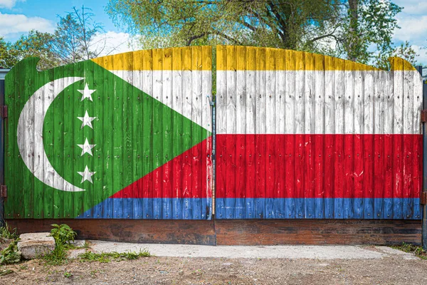 Крупный План Государственного Флага Коморских Островов Деревянных Воротах Входа Закрытую — стоковое фото
