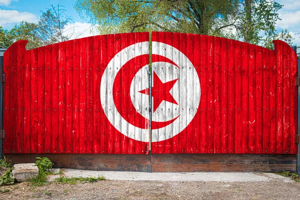 Gros Plan Drapeau National Tunisien Sur Une Barrière Bois Entrée — Photo